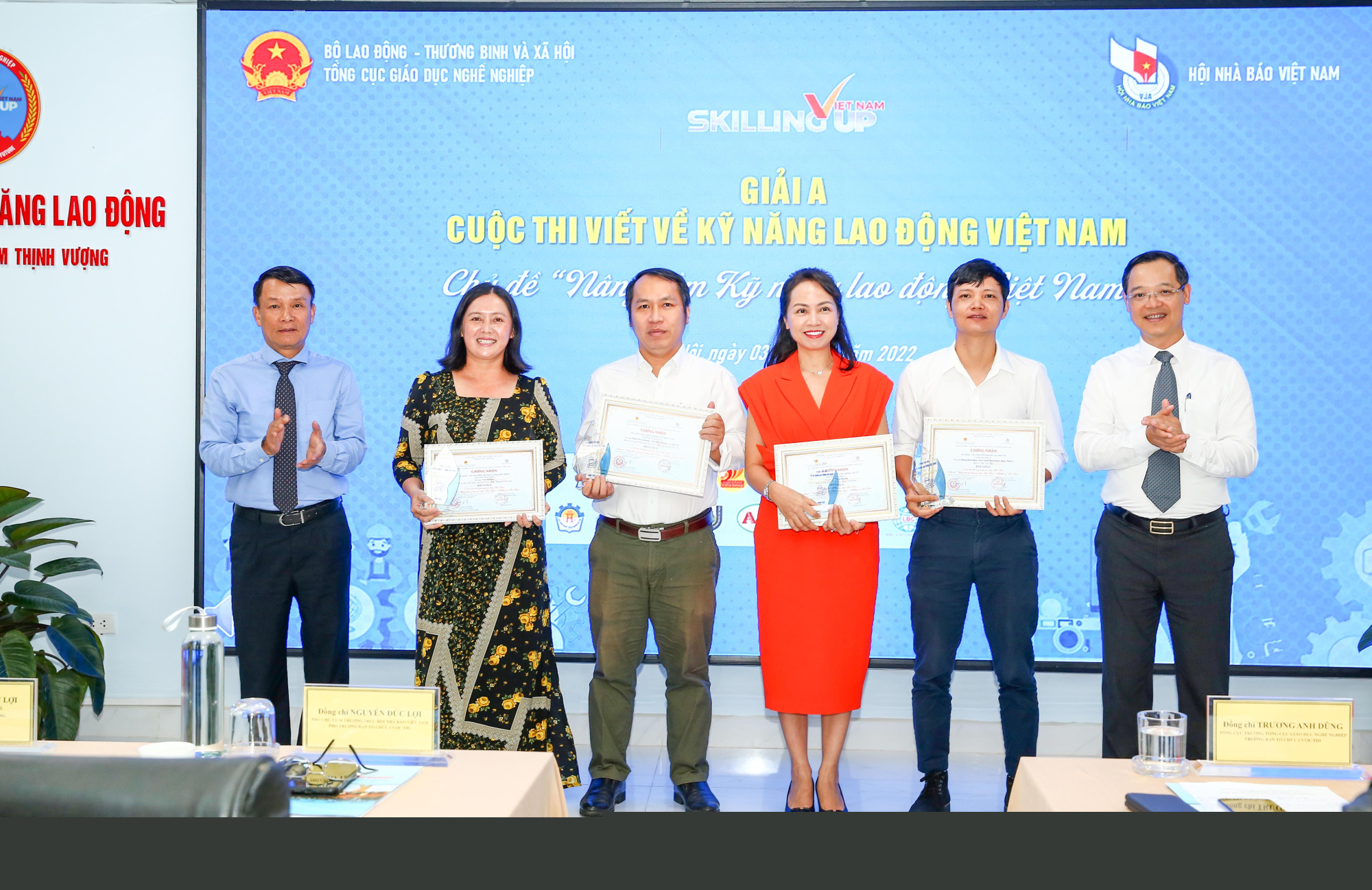 Ông Nguyễn Đức Lợi - Phó Chủ tịch Thường trực Hội Nhà báo Việt Nam và Ông Trương Anh Dũng, Tổng cục trưởng Tổng cục Giáo dục nghề nghiệp trao giải A cho các tác giả, nhóm tác giả đoạt giải