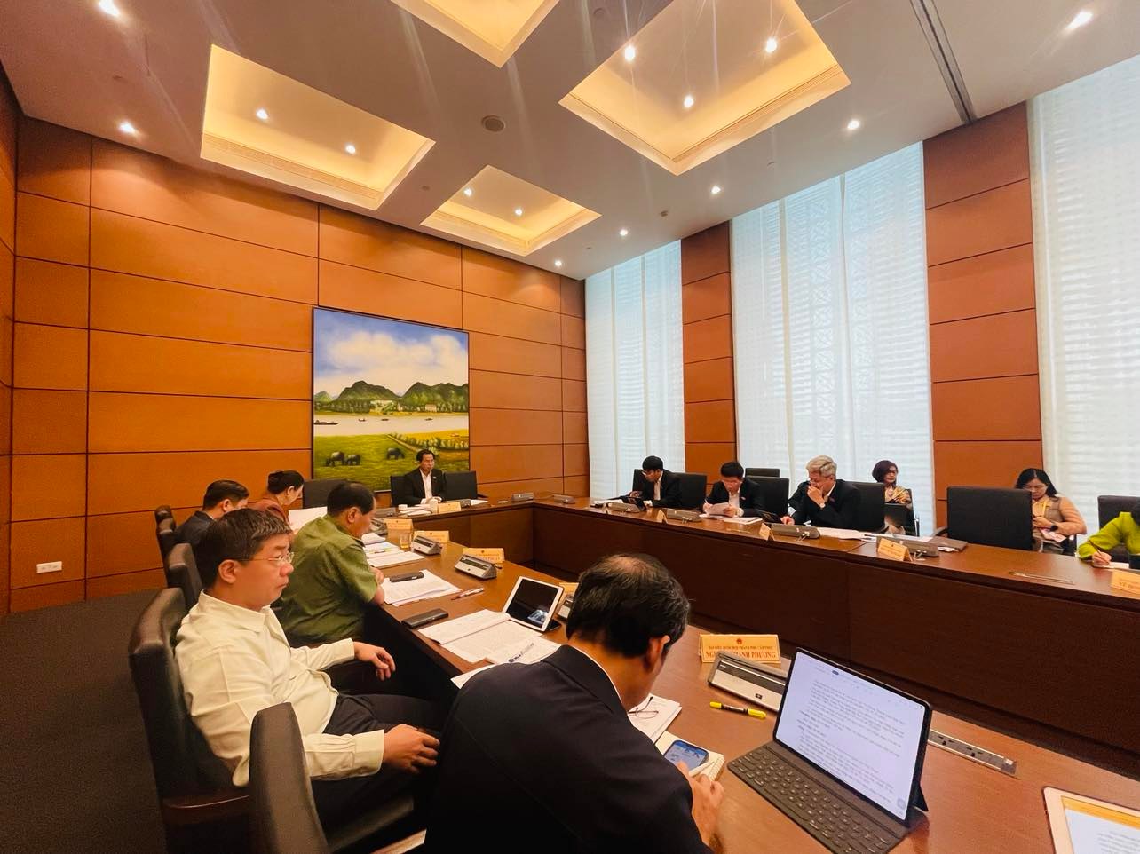 Thảo luận tổ diễn ra sáng 22/10 tại kỳ họp thứ 4, Quốc hội khoá XV.