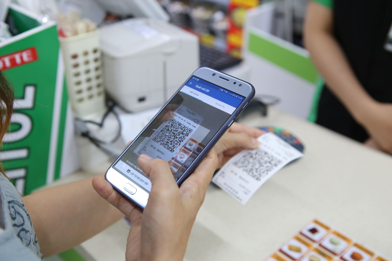 Khách hàng thanh toán qua QR Code tại siêu thị. Ảnh: H.Y
