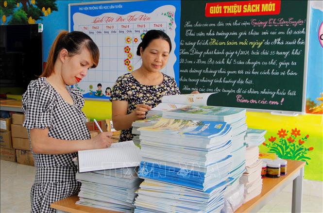 Ban giám hiệu và tổ chuyên môn tường Tiểu học Liêm Chính (Hà Nam) kiểm tra các đầu sách mà nhà cung ứng cấp về nhà trường. Ảnh (tư liệu) minh họa: Đại Nghĩa/TTXVN