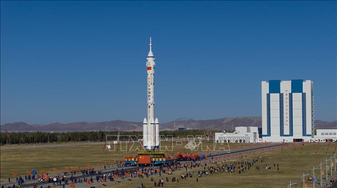 Tàu vũ trụ Thần Châu-17 và tên lửa đẩy Trường Chinh-2F được đặt lên bệ phóng ở Trung tâm phóng vệ tinh Tửu Tuyền, Tây Bắc Trung Quốc, ngày 19/10/2023. Ảnh minh họa: THX/TTXVN
