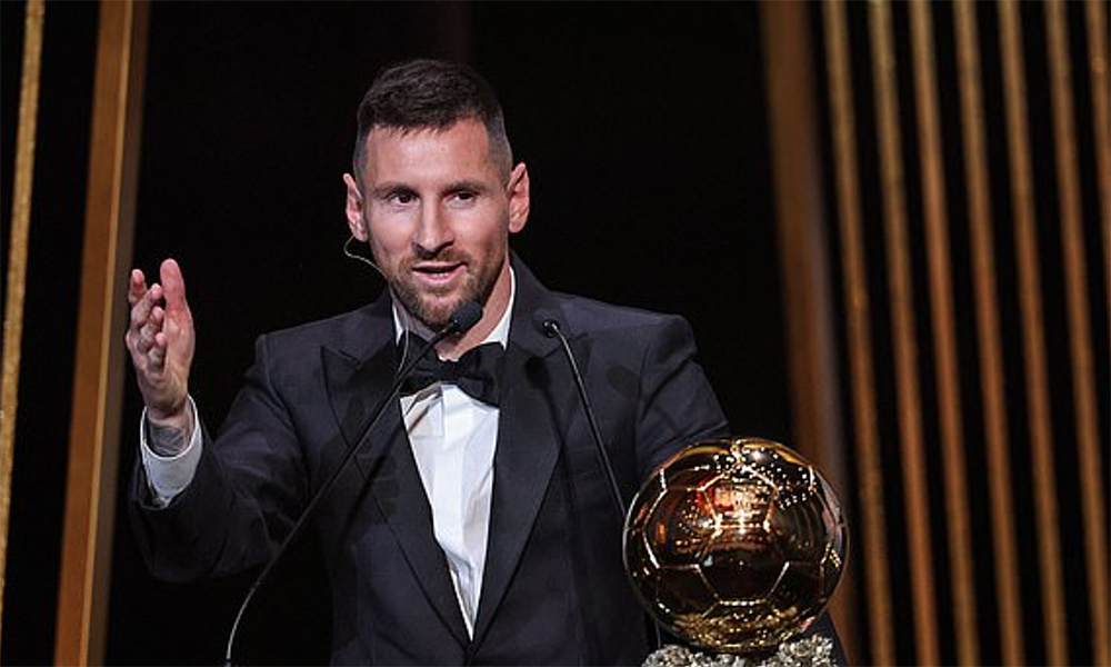 Messi phát biểu sau khi đoạt Quả Bóng Vàng thứ tám.