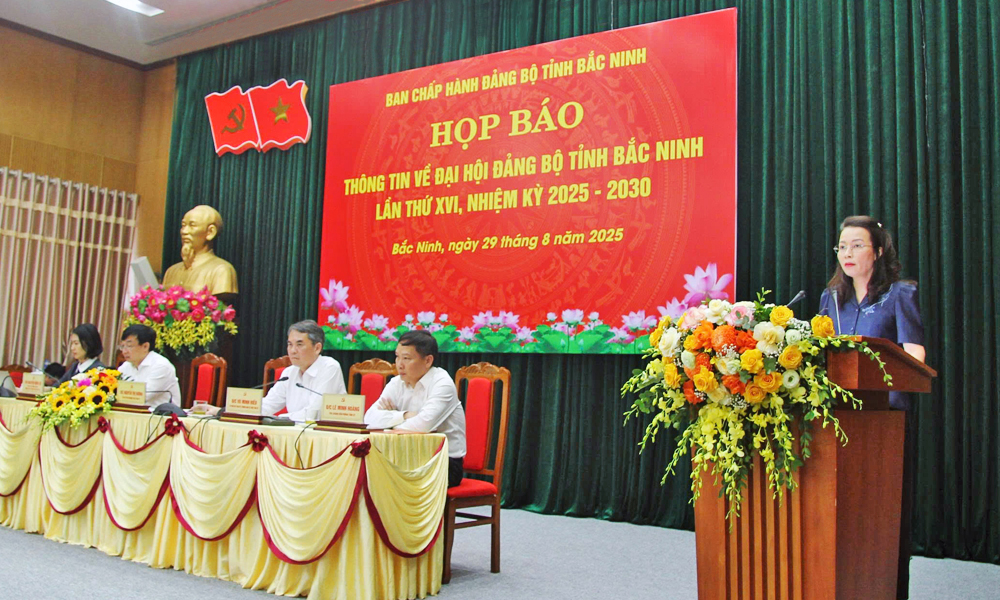 Đồng chí Nguyễn Thị Hương, Phó Bí thư Thường trực Tỉnh ủy phát biểu tại cuộc họp báo thông tin về Đại hội. Ảnh: Thu Phong