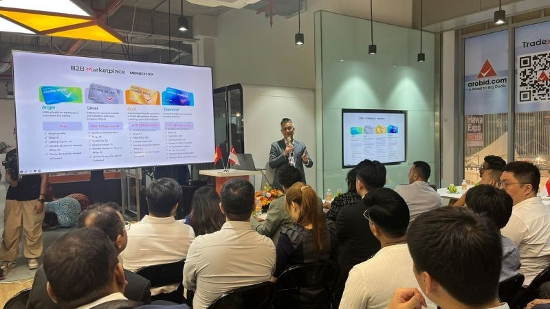 Đại diện Công ty Cổ phần Công nghệ Arobid chia sẻ giải pháp nền tảng thương mại điện tử B2B Việt Nam-Singapore.