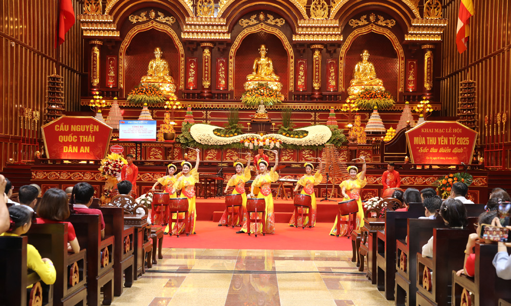 Tiết mục văn nghệ trong phần khai mạc Lễ hội.