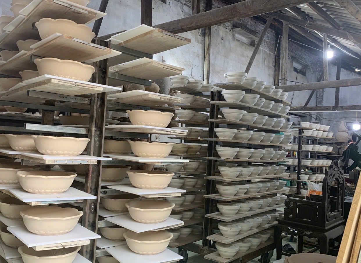 Trải qua bao biến thiên lịch sử, Bát Tràng vẫn giữ được nét mộc mạc, hồn cốt của một làng nghề truyền thống