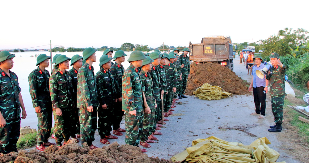 Cán bộ, chiến sĩ Lữ đoàn Pháo binh 675 triển khai nhiệm vụ cùng địa phương bảo vệ đê.