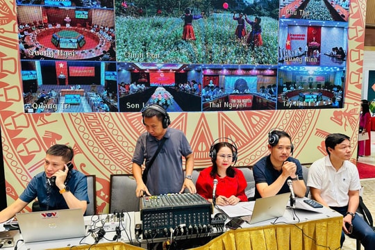 Các phóng viên tác nghiệp tại Văn phòng Chính phủ.