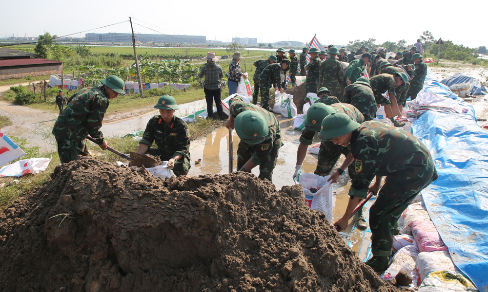 200 cán bộ, chiến sĩ Trung đoàn 833, Bộ Chỉ huy Quân sự tỉnh Bắc Ninh tham gia ứng cứu chống tràn đê hữu Cà Lồ, xã Tam Giang.