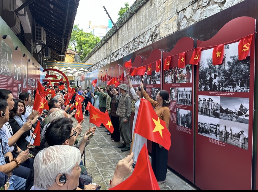 Hoạt cảnh tái hiện không khí Hà Nội ngày giải phóng.