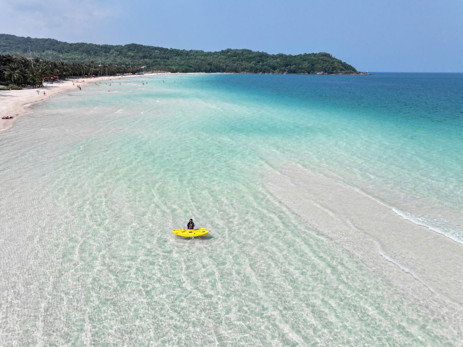 Vẻ đẹp tựa thiên đường của các bãi biển, như Bãi Kem, khiến khách quốc tế ngày càng yêu thích Phú Quốc.