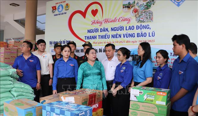 Bà Hồ Thị Cẩm Đào, Phó Bí thư Thành ủy, Chủ tịch Ủy ban MTTQ Việt Nam thành phố Cần Thơ đến thăm, động viên lực lượng chuyển nhu yếu phẩm.