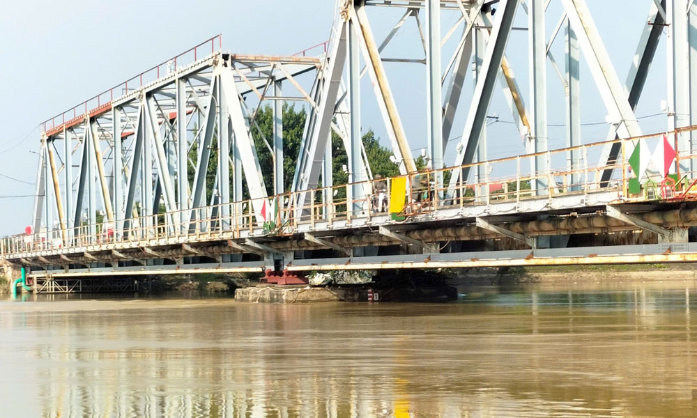 Lũ trên sông Thương đã xuống dưới mức báo động 3. Ảnh chụp sáng 12/10.