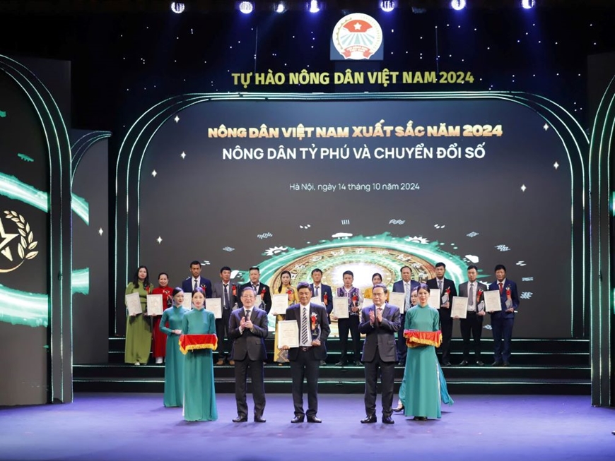 Chủ tịch Quốc hội Trần Thanh Mẫn và Chủ tịch Trung ương Hội Nông dân Việt Nam Lương Quốc Đoàn trao danh hiệu Nông dân Việt Nam xuất sắc năm 2024. Ảnh: DIỆP ANH