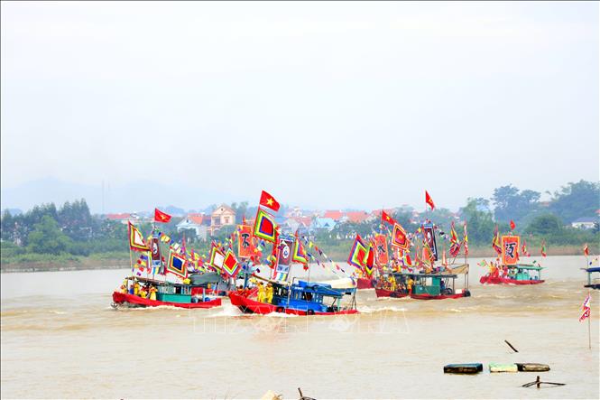 Đoàn thuyền biểu diễn giao tranh trên sông, tái hiện cuộc hội quân, duyệt binh biểu dương lực lượng chuẩn bị kháng chiến của quân và dân nhà Trần năm xưa. Ảnh: Mạnh Tú/TTXVN