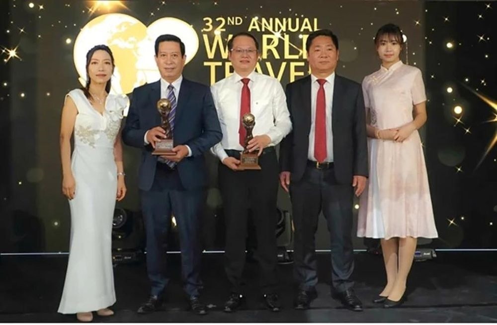 Đại diện Ban Quản lý Vườn Quốc gia Phong Nha - Kẻ Bàng nhận 2 giải thưởng từ World Travel Awards 2025. Ảnh: NH