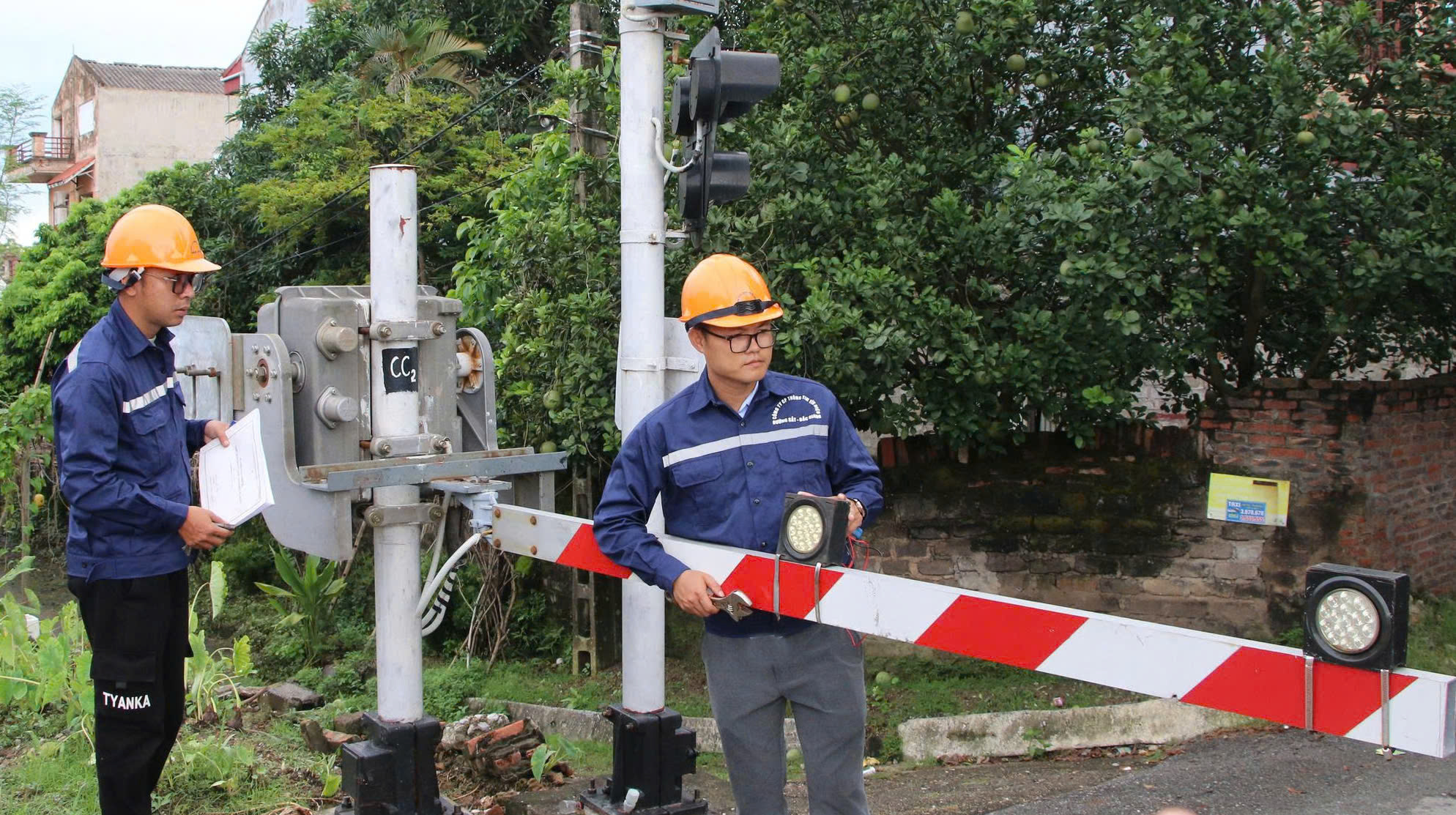 Công nhân cung thông tin tín hiệu đường sắt Bắc Giang kiểm tra động cơ cần chắn sau khi sửa chữa tại Km48+120 qua phường Đa Mai. Ảnh: Mai Toan