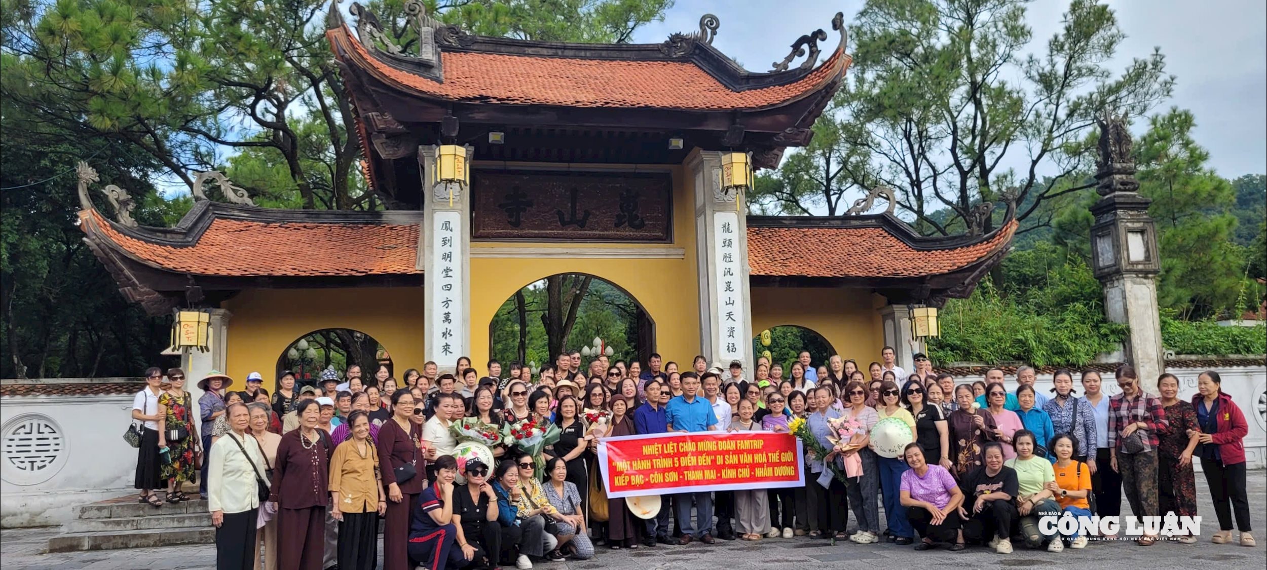 Tua du lịch chuyên đề “Khám phá di sản thế giới Côn Sơn, Kiếp Bạc” với đoàn khách đầu tiên gồm 220 người.