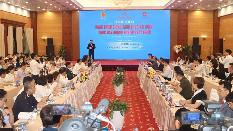 Toàn cảnh tọa đàm “Hoàn thiện chính sách thuế, hải quan, thúc đẩy doanh nghiệp phát triển”.