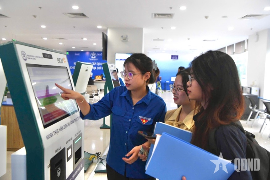 Người dân trải nghiệm chuyển đổi số tại Trung tâm Phục vụ hành chính công TP Hà Nội. Ảnh: THÁI HƯNG