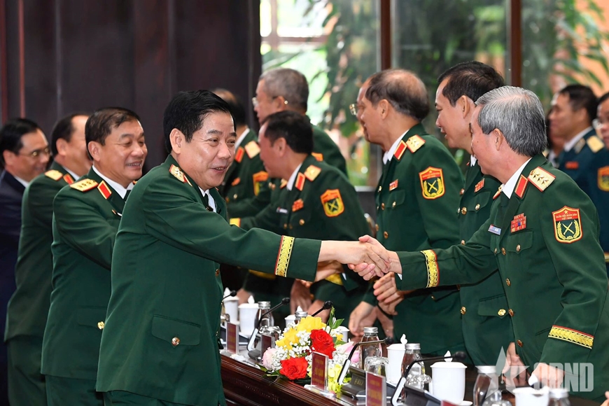 Trung tướng Nguyễn Văn Gấu, Ủy viên Trung ương Đảng, Thứ trưởng Bộ Quốc phòng; Thượng tướng Trương Thiên Tô, Phó chủ nhiệm Tổng cục Chính trị Quân đội nhân dân Việt Nam và các đại biểu dự buổi lễ.