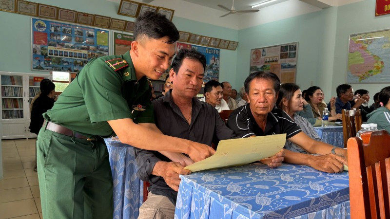 Cán bộ Đồn Biên phòng Tuy Hòa tuyên truyền về an ninh, an toàn đường ống dẫn khí biển năm 2025.