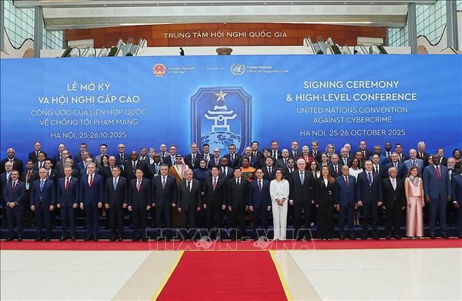 Chủ tịch nước Lương Cường và Tổng Thư ký Liên hợp quốc António Guterres chụp ảnh chung với các Trưởng đoàn dự Lễ mở ký Công ước Hà Nội. Ảnh: TTXVN