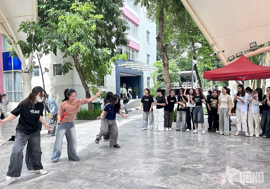 Đông đảo sinh viên tham gia các hoạt động tại lễ hội.