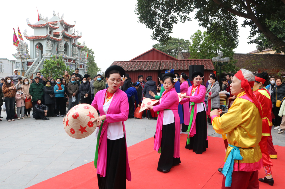 Trình diễn nghệ thuật chèo phục vụ du khách tại đền Bà Chúa Kho.