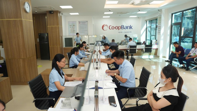 Giao dịch khách hàng tại Co-opBank chi nhánh Bắc Ninh.