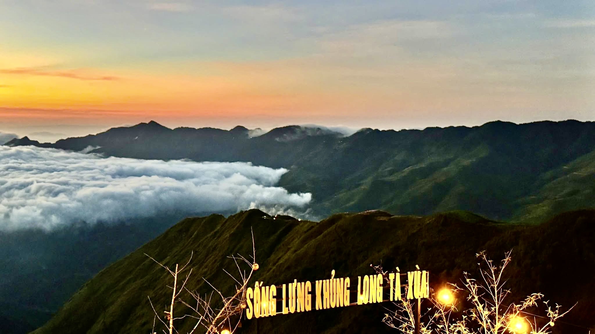 Bình minh ở Tà Xùa.