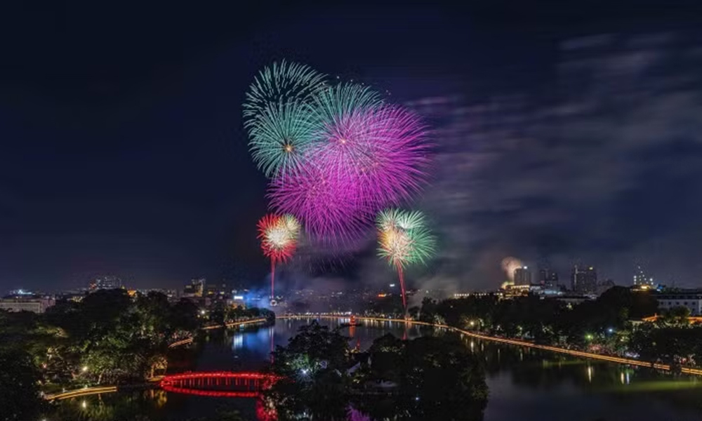 Pháo hoa trên bầu trời Hà Nội.