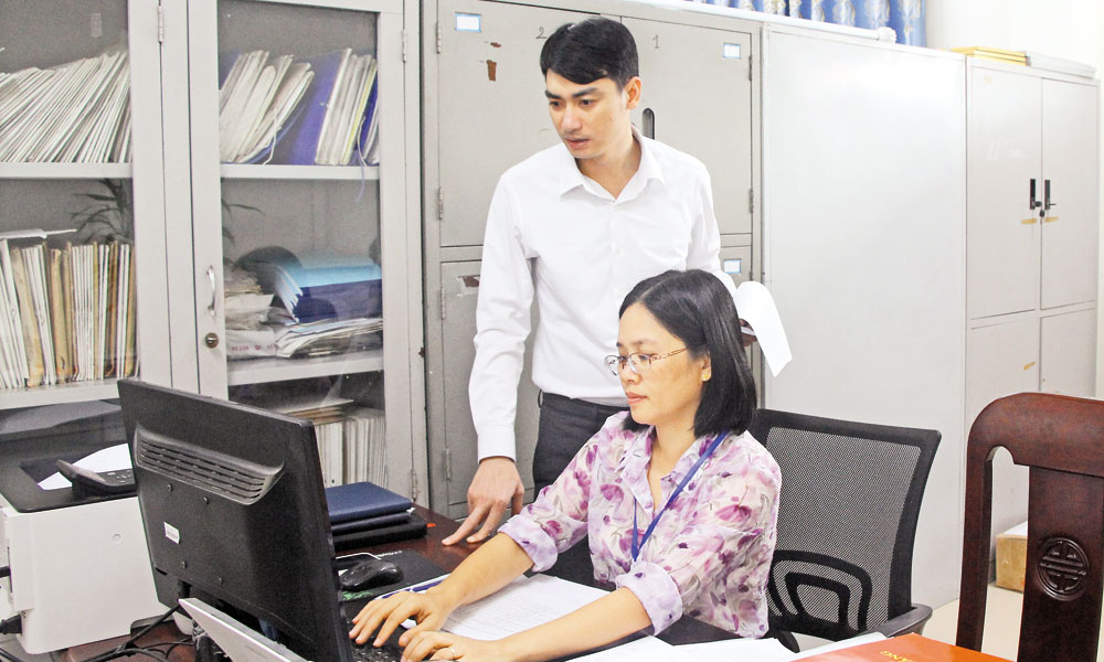 Công chức phường Chi Lăng rà soát thông tin để phục vụ cập nhật, số hóa hồ sơ đảng viên.