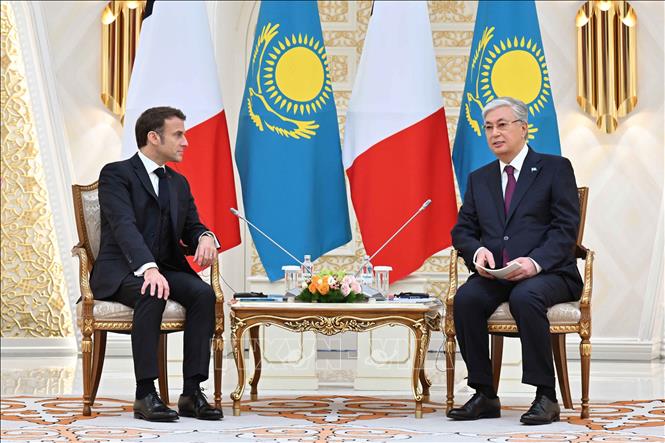 Tổng thống Kazakhstan Kassym-Jomart Tokayev (phải) và Tổng thống Pháp Emmanuel Macron tại cuộc gặp ở Astana ngày 1/11/2023. Ảnh: AFP/TTXVN