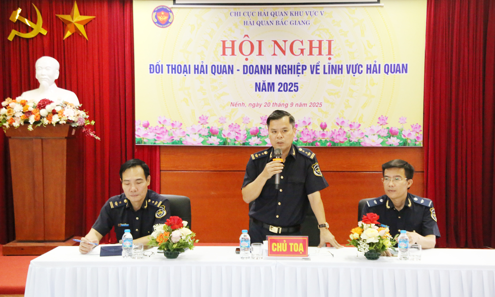 Lãnh đạo Hải quan Bắc Giang đối thoại với doanh nghiệp.