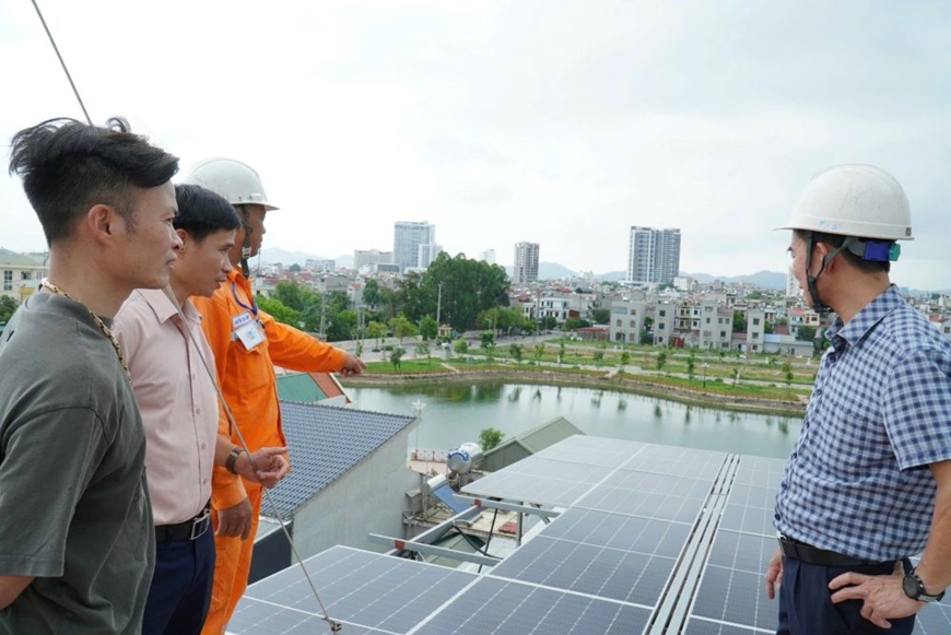 Công ty TNHH Crystal Martin, tỉnh Bắc Ninh sử dụng nguồn điện mặt trời mái nhà trong sản xuất. Ảnh: LÊ CHI