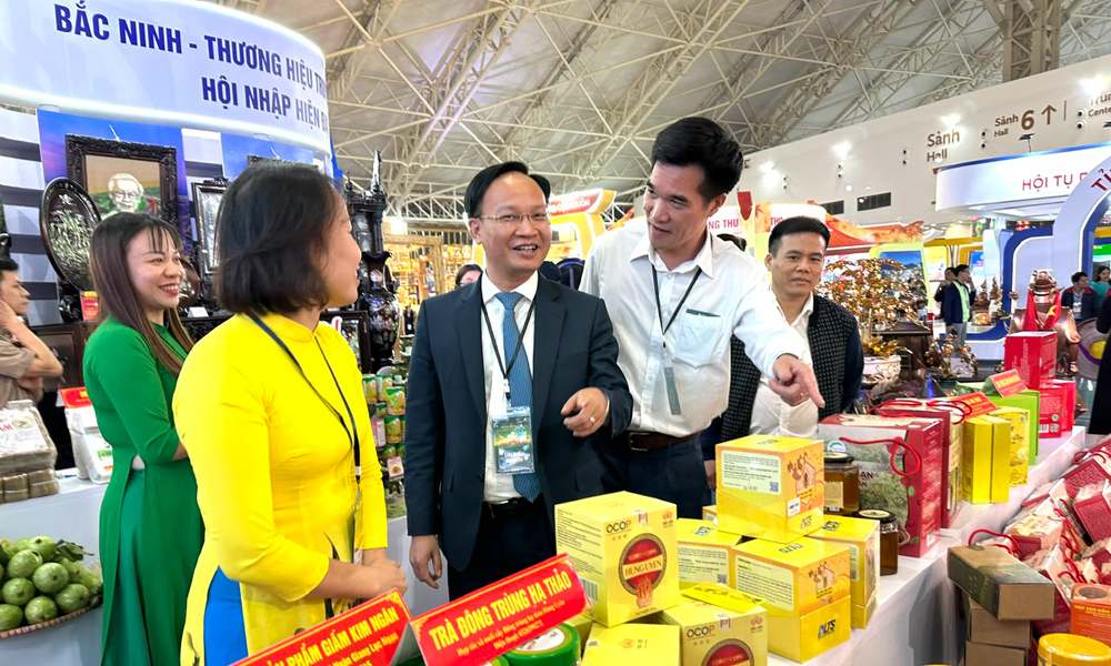 Phó Chủ tịch UBND tỉnh Bắc Ninh Phạm Văn Thịnh thăm gian trưng bày sản phẩm OCOP của tỉnh tại Hội chợ mùa Thu ngày 25/10.
