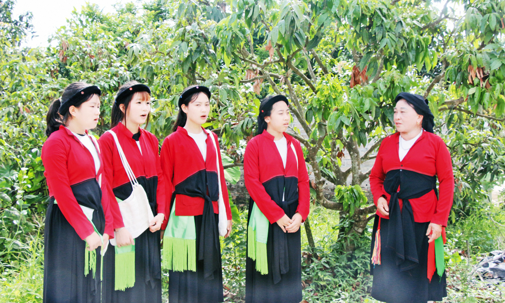 Chi hội Bảo tồn và phát triển văn hóa dân tộc Sán Dìu tổ dân phố Hai Cũ, phường Phượng Sơn truyền dạy hát Soọng cô cho thế hệ trẻ.