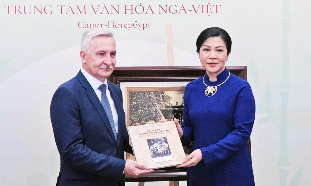 Phu nhân Ngô Phương Ly tặng bộ sách “Hồ Chí Minh với tình hữu nghị Việt - Nga” cho Trung tâm.