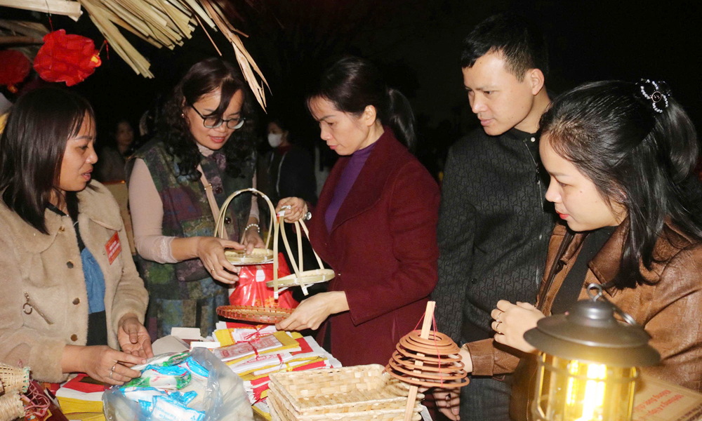 Mặt hàng bày bán chủ yếu ở chợ âm dương là đồ thờ cúng và gà đen.