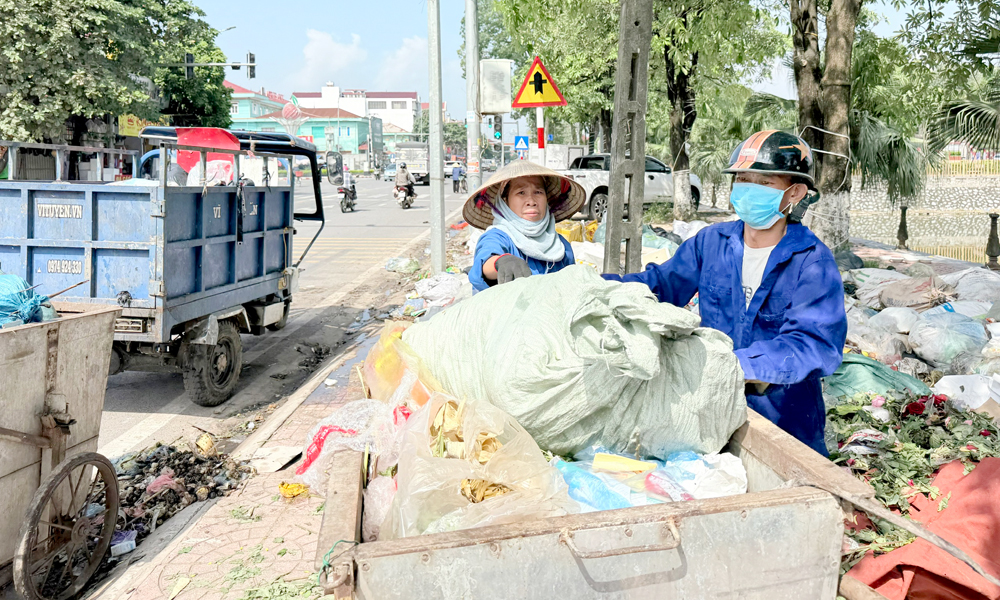Công nhân Công ty cổ phần Môi trường và Đô thị Lục Ngạn thu gom rác thải trên địa bàn phường Chũ.