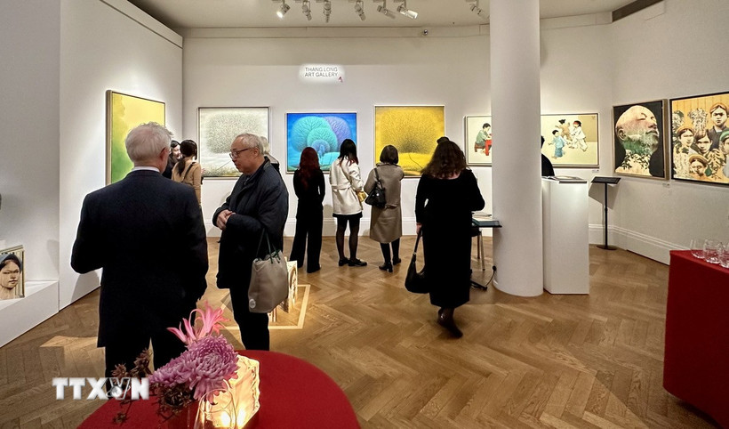 Khách tham quan triển lãm “Việt Nam - Vẻ đẹp mê đắm.” (Ảnh: TTXVN phát)