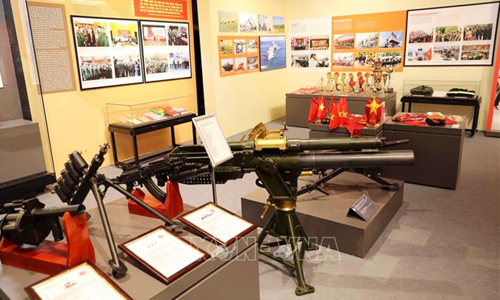 Triển lãm trưng bày nhiều hiện vật giá trị.