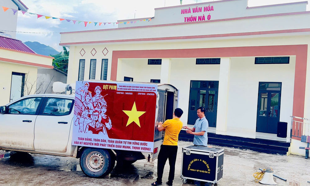 Cán bộ Trung tâm Văn hóa và Xúc tiến du lịch Bắc Ninh chuẩn bị các điều kiện tổ chức chiếu phim.