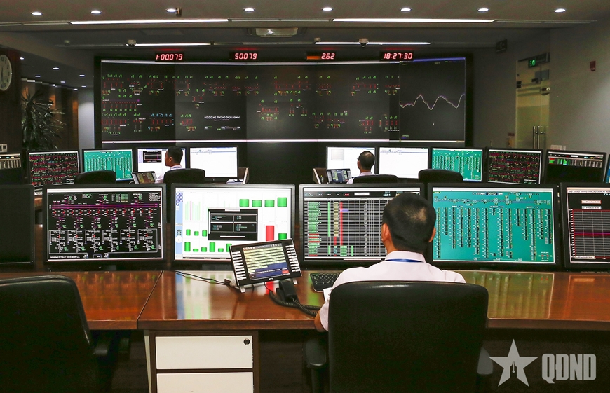 Kỹ sư Công ty TNHH MTV Vận hành Hệ thống điện và Thị trường điện Quốc gia (NSMO) trực vận hành hệ thống điện.