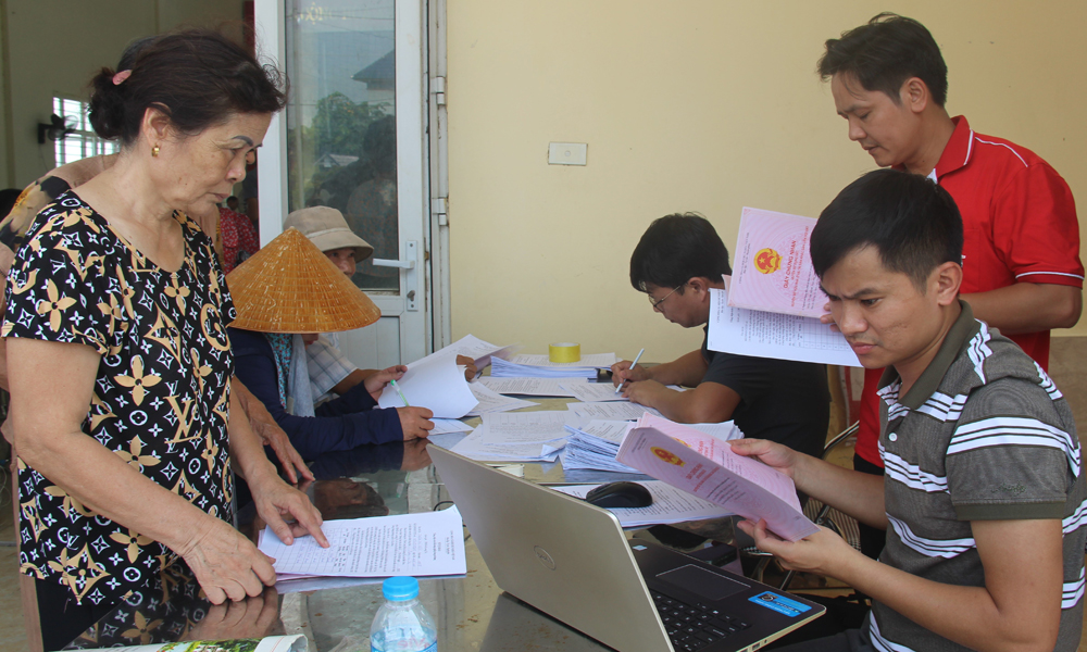 Người dân thôn Lạng Khê, xã Lương Tài rà soát, đối chiếu diện tích đất nông nghiệp với cán bộ ngành chức năng.