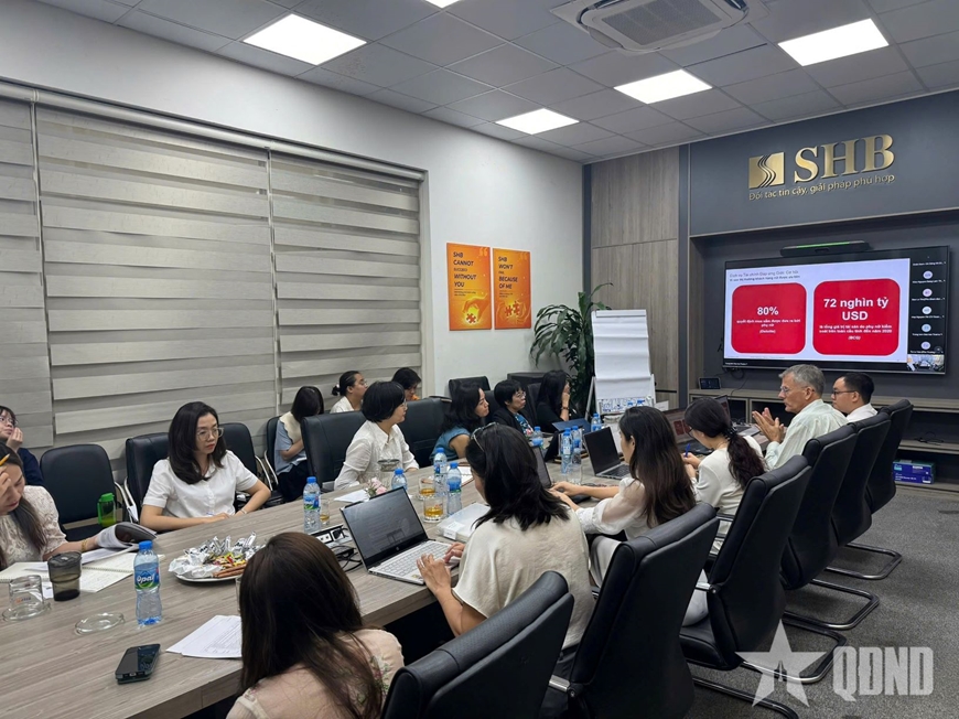 Chuyên gia nước ngoài đào tạo cho cán bộ, nhân viên Ngân hàng Thương mại Cổ phần Sài Gòn-Hà Nội (SHB) về tài chính bền vững.