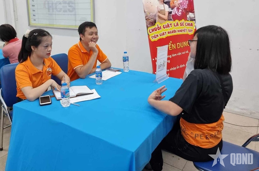 Người khuyết tật tìm việc làm tại Trung tâm dịch vụ việc làm TP Hà Nội. Ảnh: XUÂN CƯỜNG