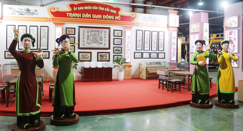 Gian trưng bày tranh Đồng Hồ của tỉnh Bắc Ninh tham gia Triển lãm thành tựu đất nước tại Trung tâm Triển lãm Quốc gia (Hà Nội). Ảnh: Thuận Thảo