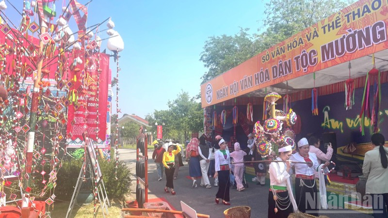 Không khí rộn ràng trong ngày khai mạc Ngày hội Văn hóa dân tộc Mường lần thứ 2.